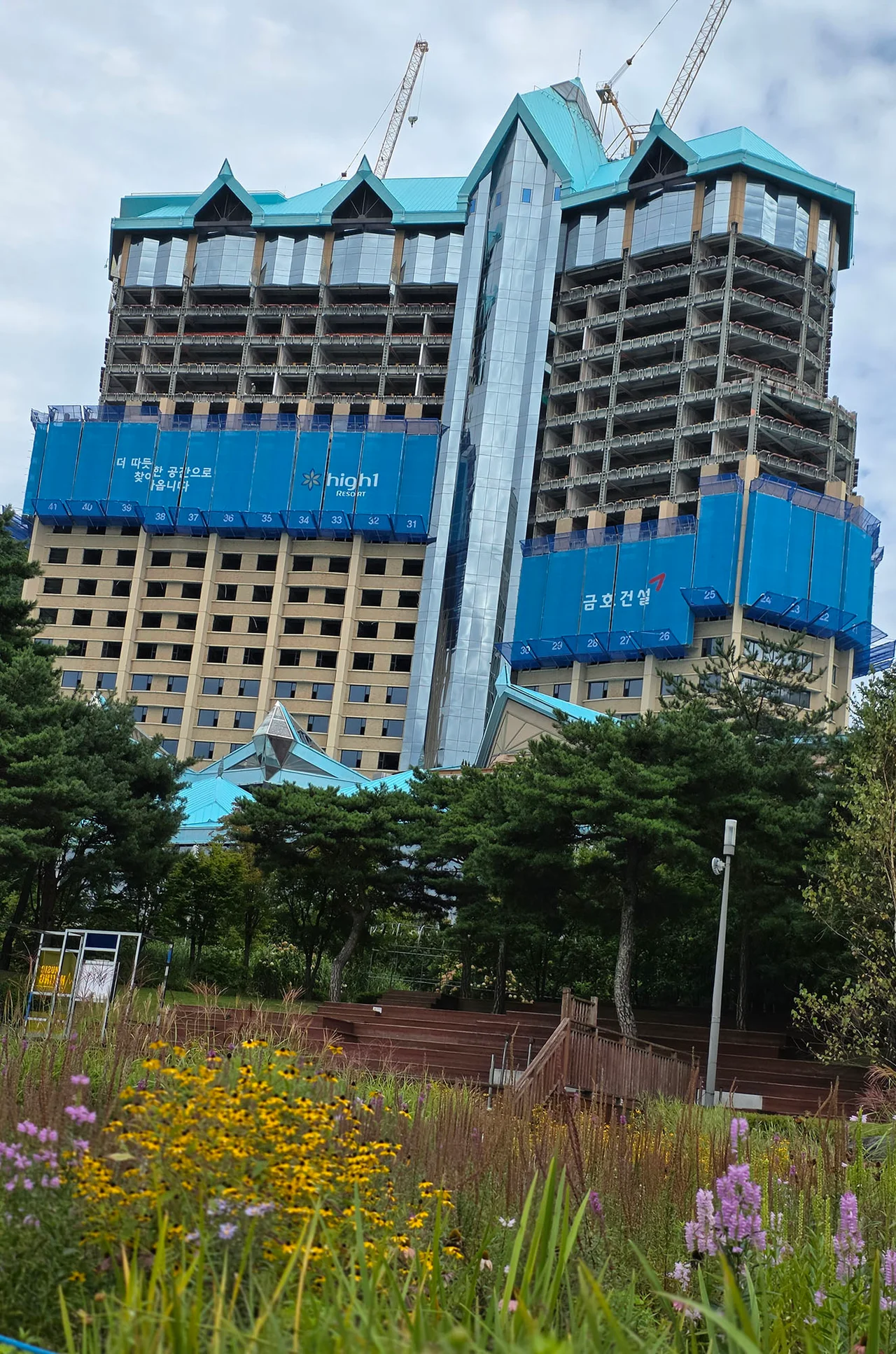 리노베이션이 한창인 강원랜드 그랜드 호텔 리노베이션 중인 강원랜드 그랜드호텔